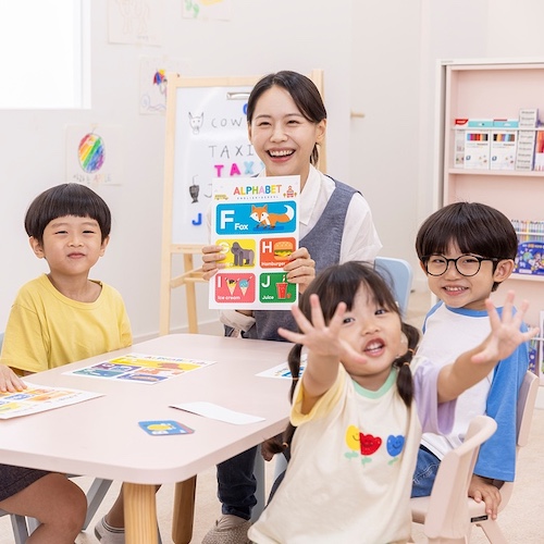 교실에서 태블릿으로 학습하는 학생들