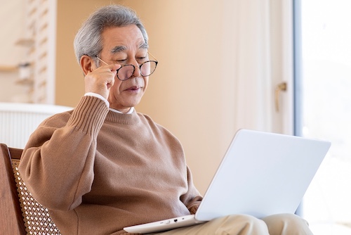 서로 다른 환경에서 함께 화면을 보는 두 사람